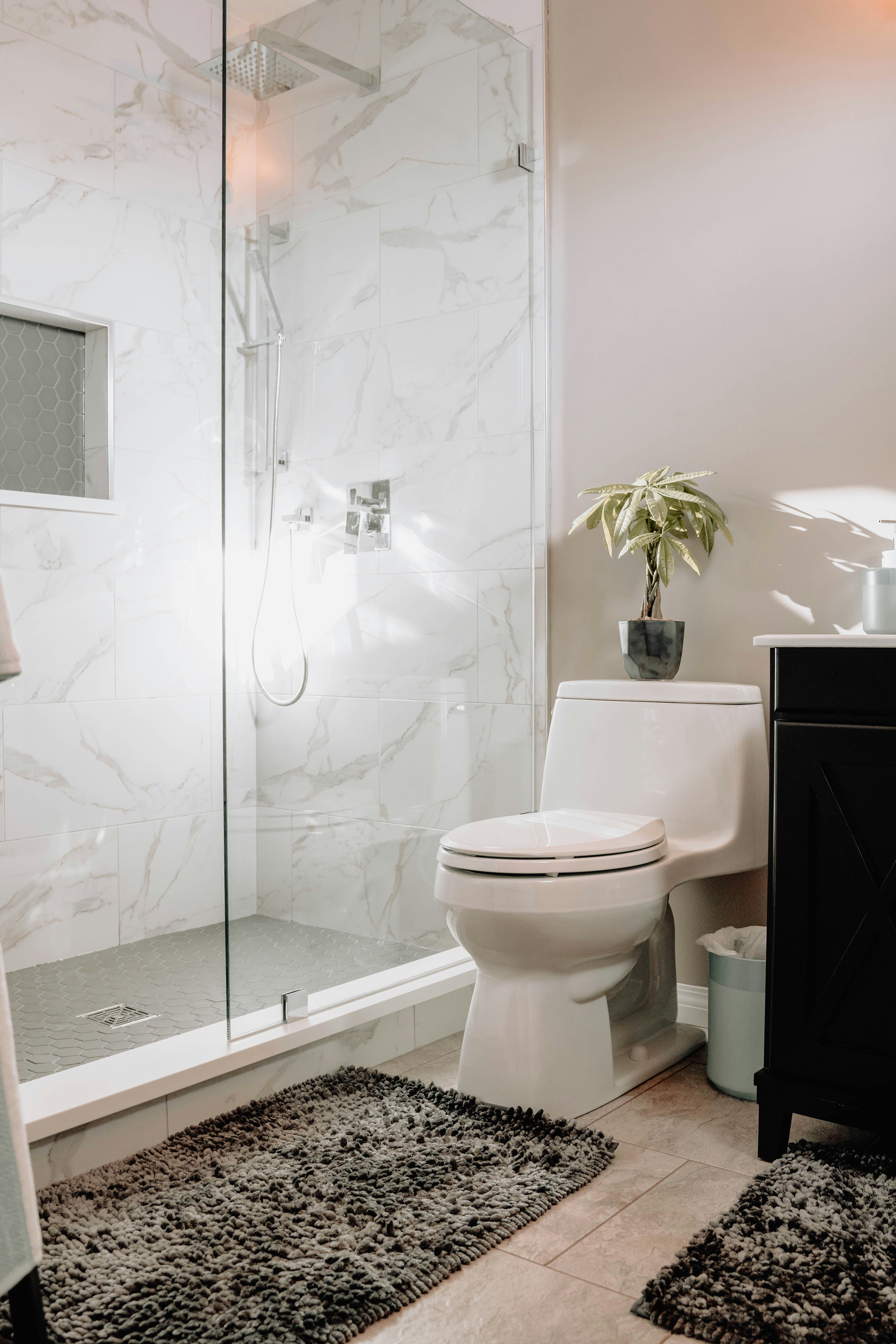 Sichern Sie sich ruhige Momente: Die Vorteile von Fensterfolien im Gäste-WC