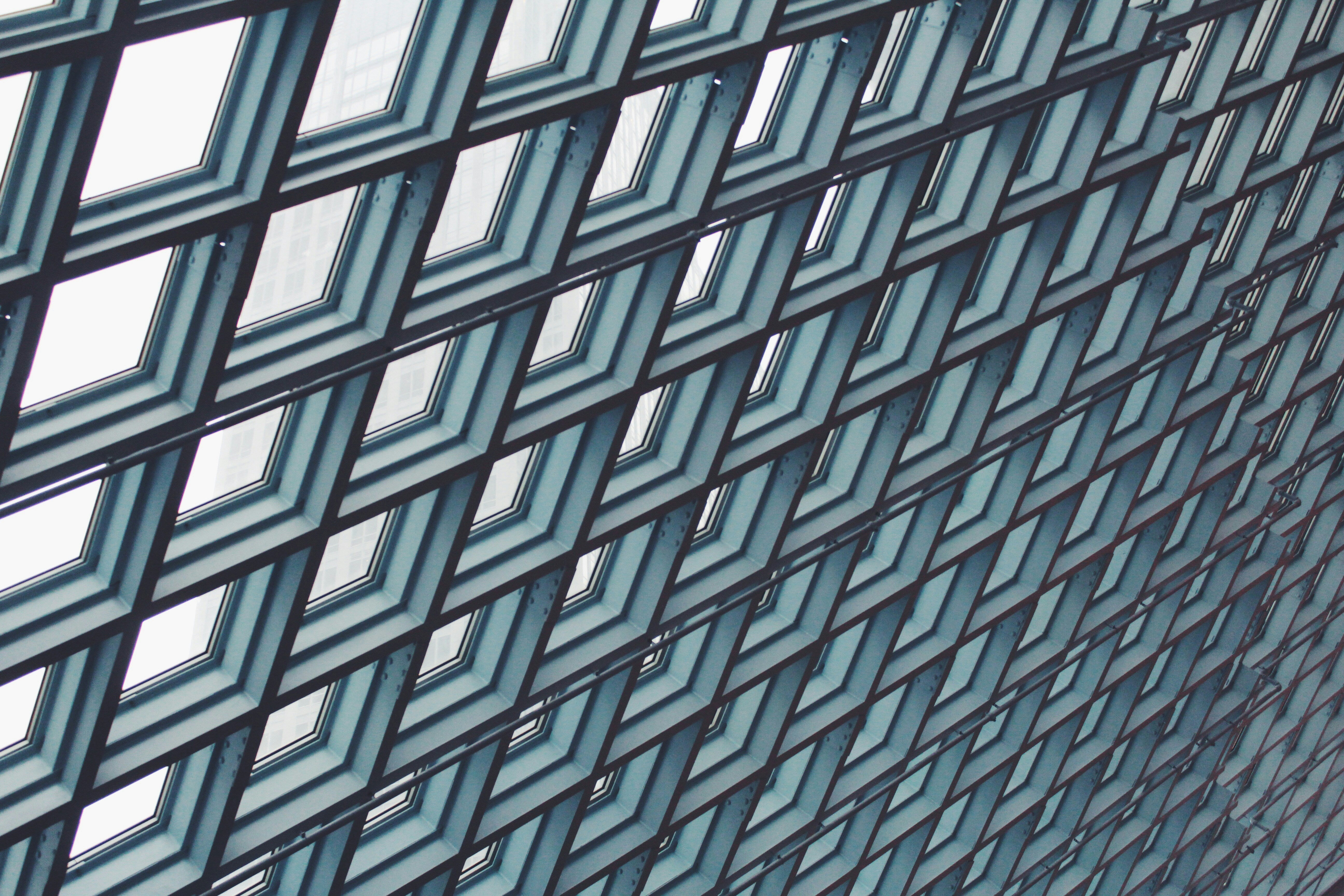 Ein neuer Blick auf Fensterfolien: Geometrische Designs für stilvolle Räume