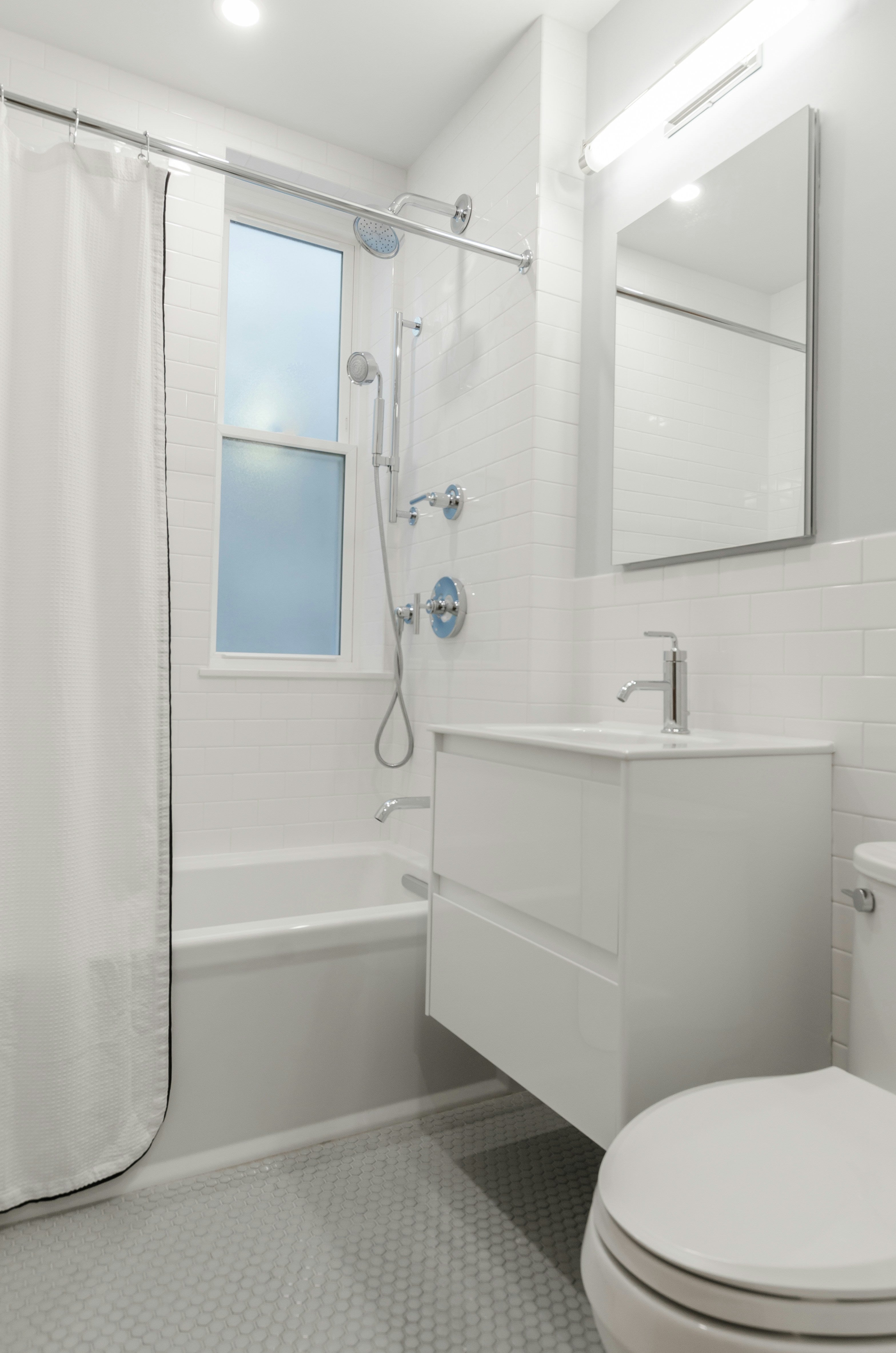 Wie Fensterfolie Ihr Badezimmer verschönert: Ein Styling-Tipp für mehr Privatsphäre