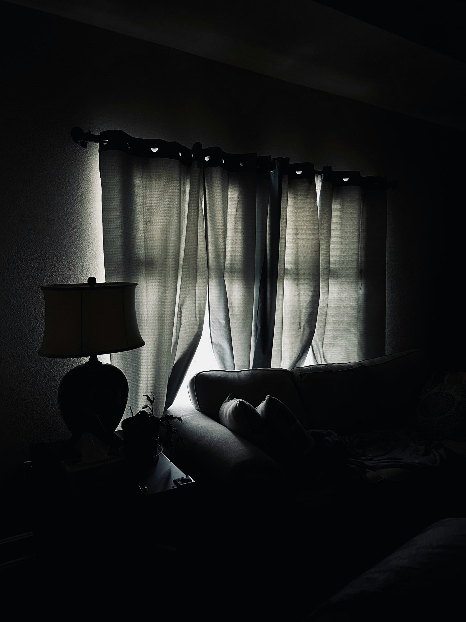 Gardinen für beste Verdunkelung: Wie Sie Ihren Schlaf und Ihr Heimkino optimieren