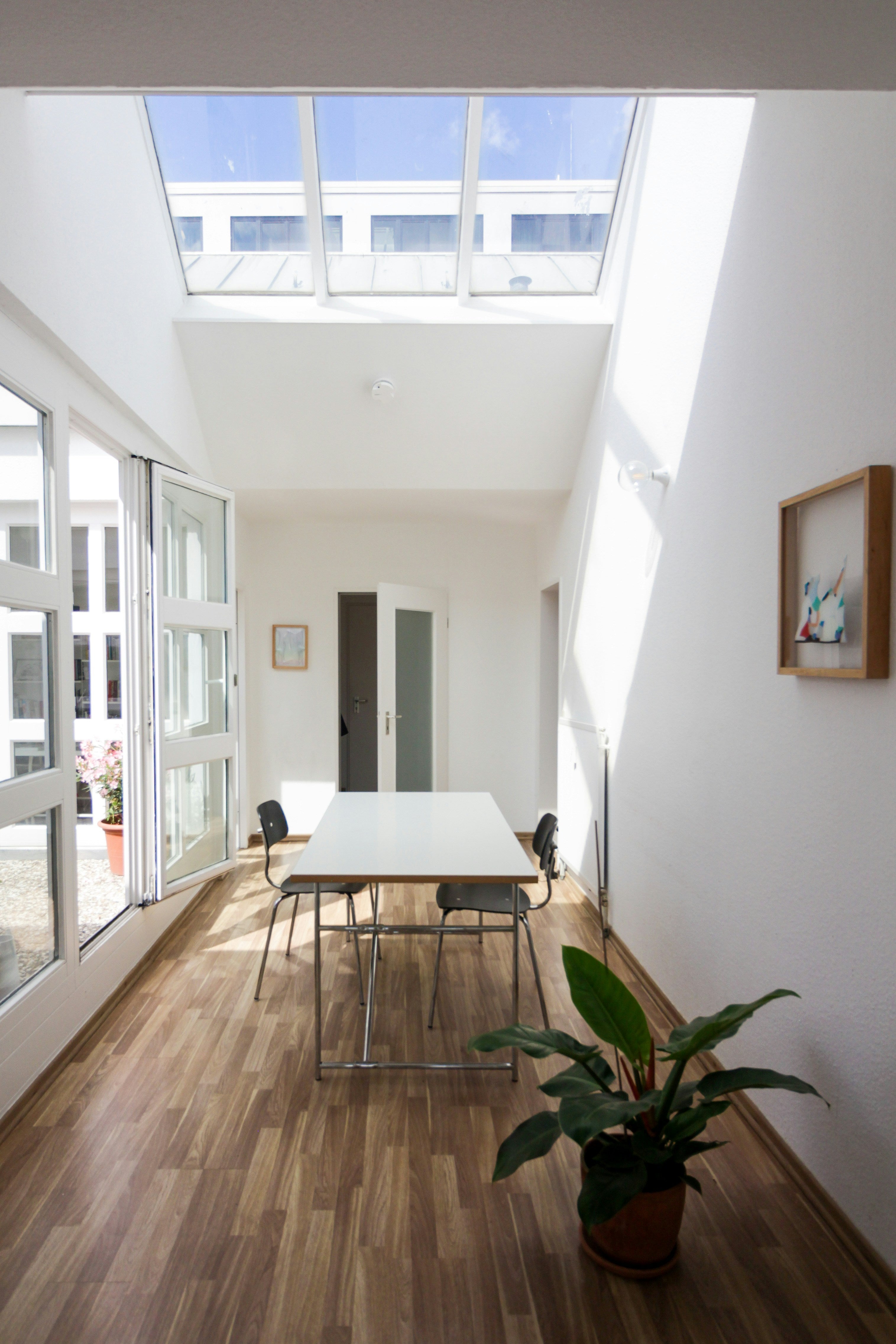 Wie Fensterfolien Ihr Homeoffice stilvoll vor Blendung schützen
