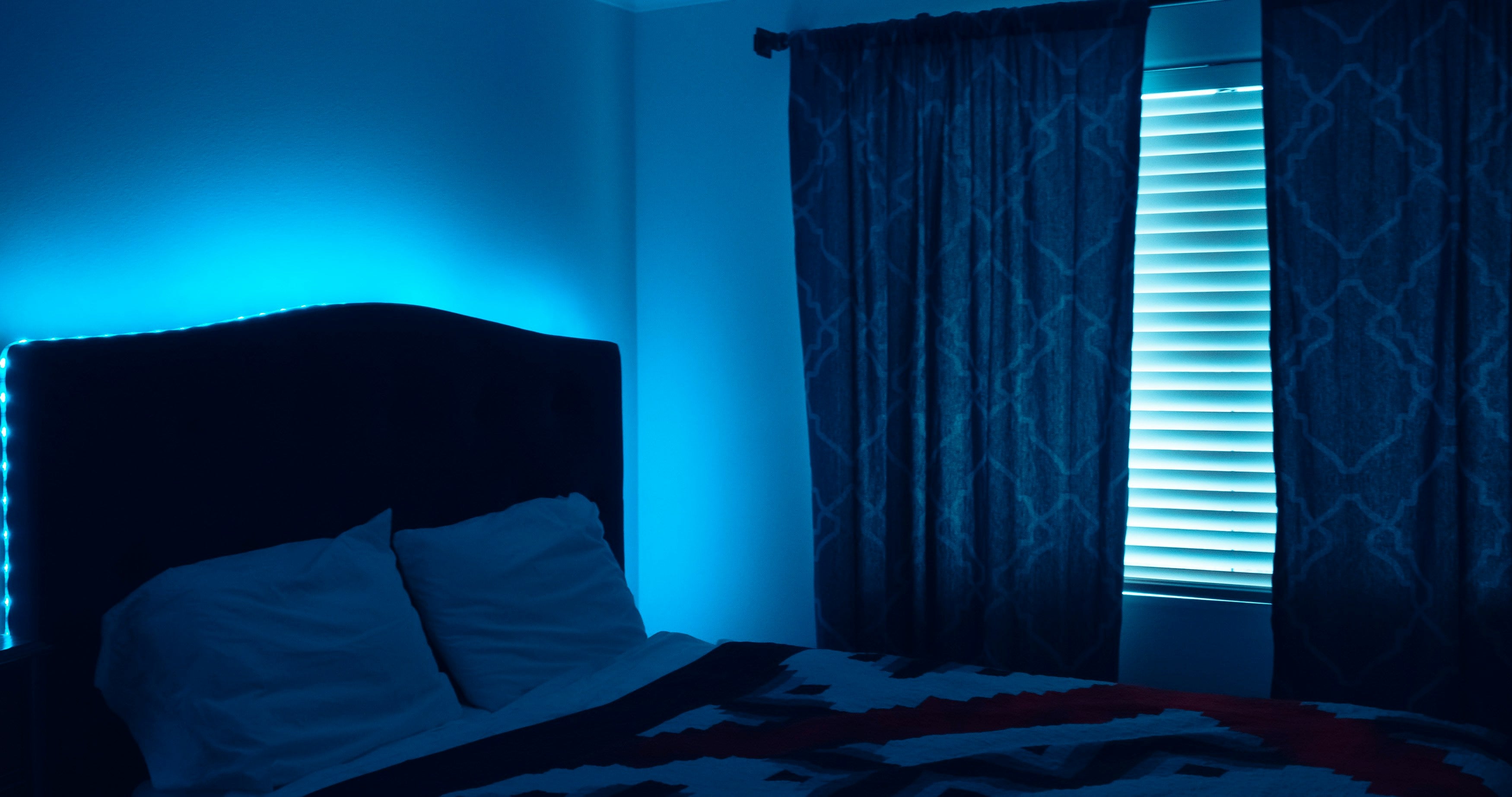 Schlafzimmer-Oase schaffen: Mit Gardinen und Folien die Fenster verdunkeln