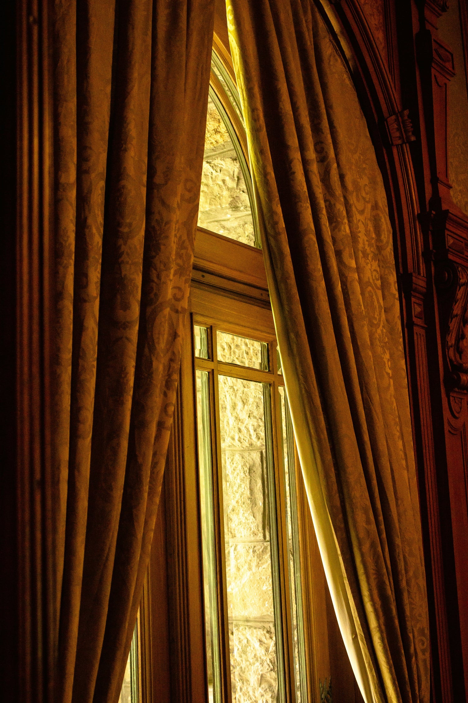 Kleine Fenster, große Wirkung: Gardinen, die den Raum verwandeln