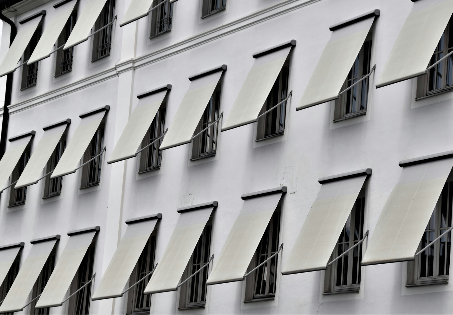 Effektiver Sonnenschutz mit Fensterfolien: Tipps gegen Hitze im Haus
