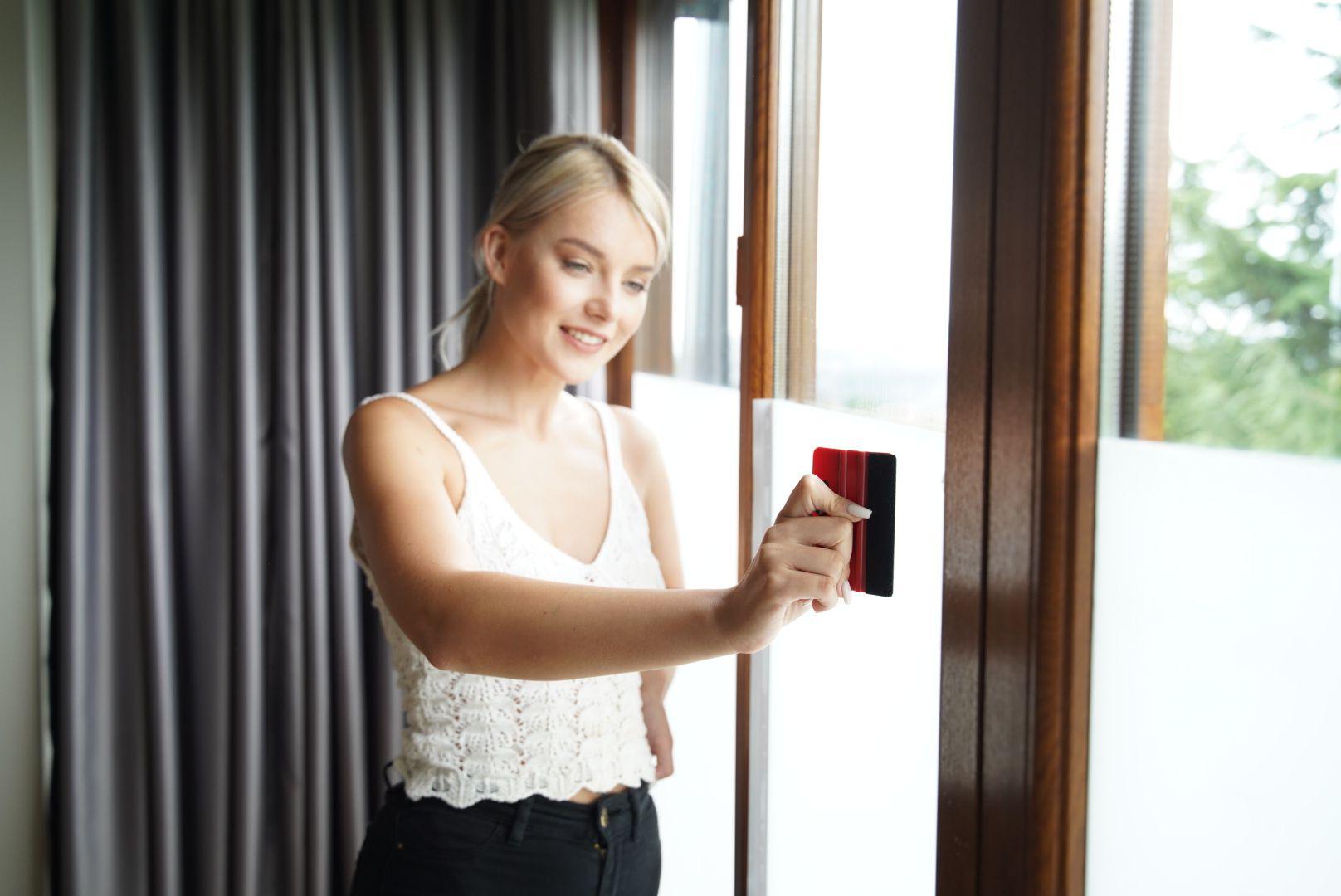 Wie Man Richtig Fensterfolie Anbringt: Welche Seite Man Beachten Sollte - MARAPON®