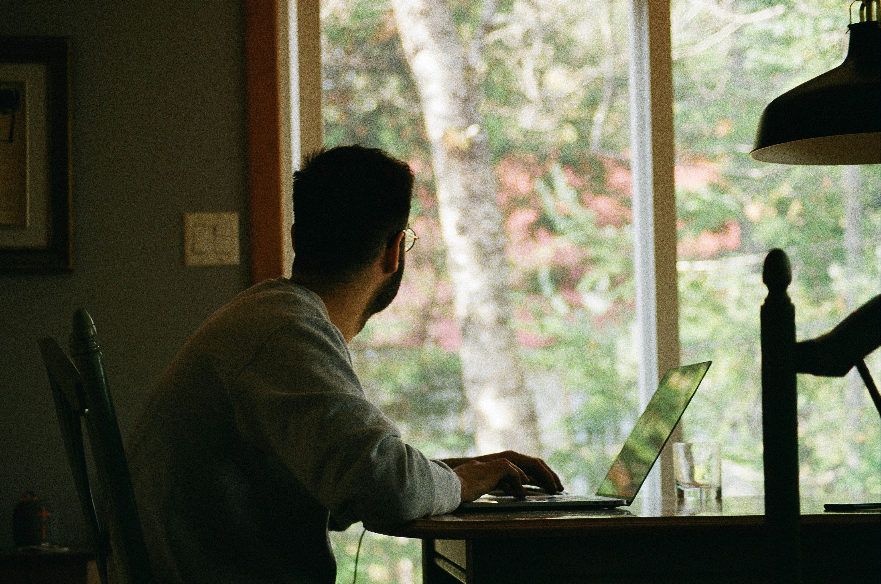 Fenstergestaltung im Fokus: So schaffen Sie die ideale Arbeitsumgebung zu Hause