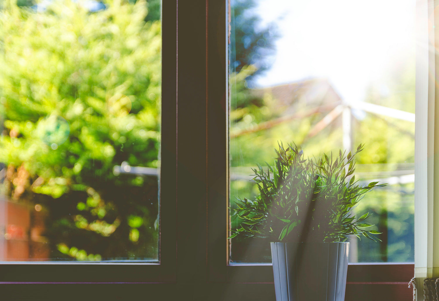 Stilvoller Sichtschutz: So verwandeln Fensterfolien Ihr Wohnkonzept
