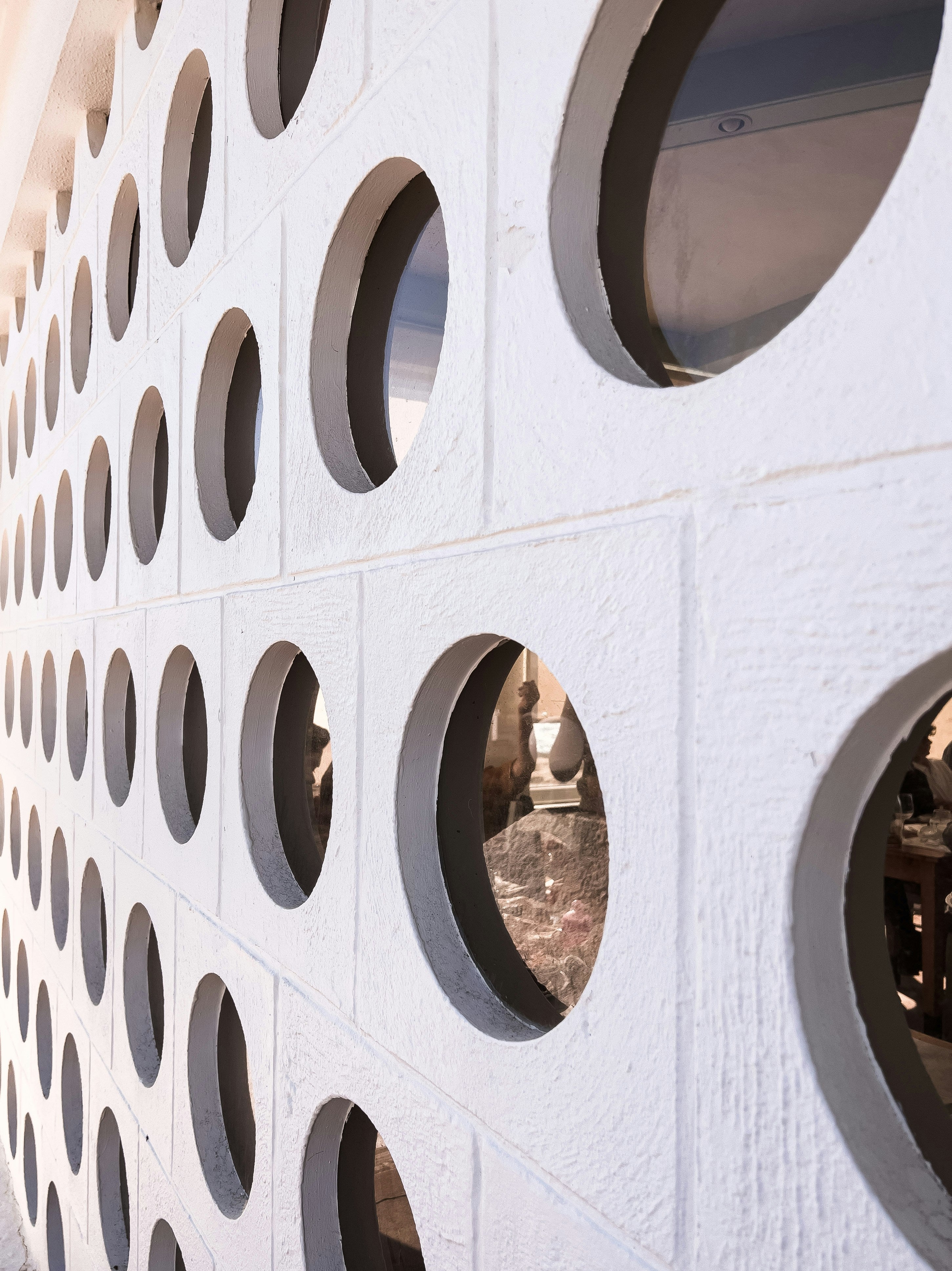 Kreative Ideen: Gardinen perfekt inszenieren für Ihre runden Fenster.