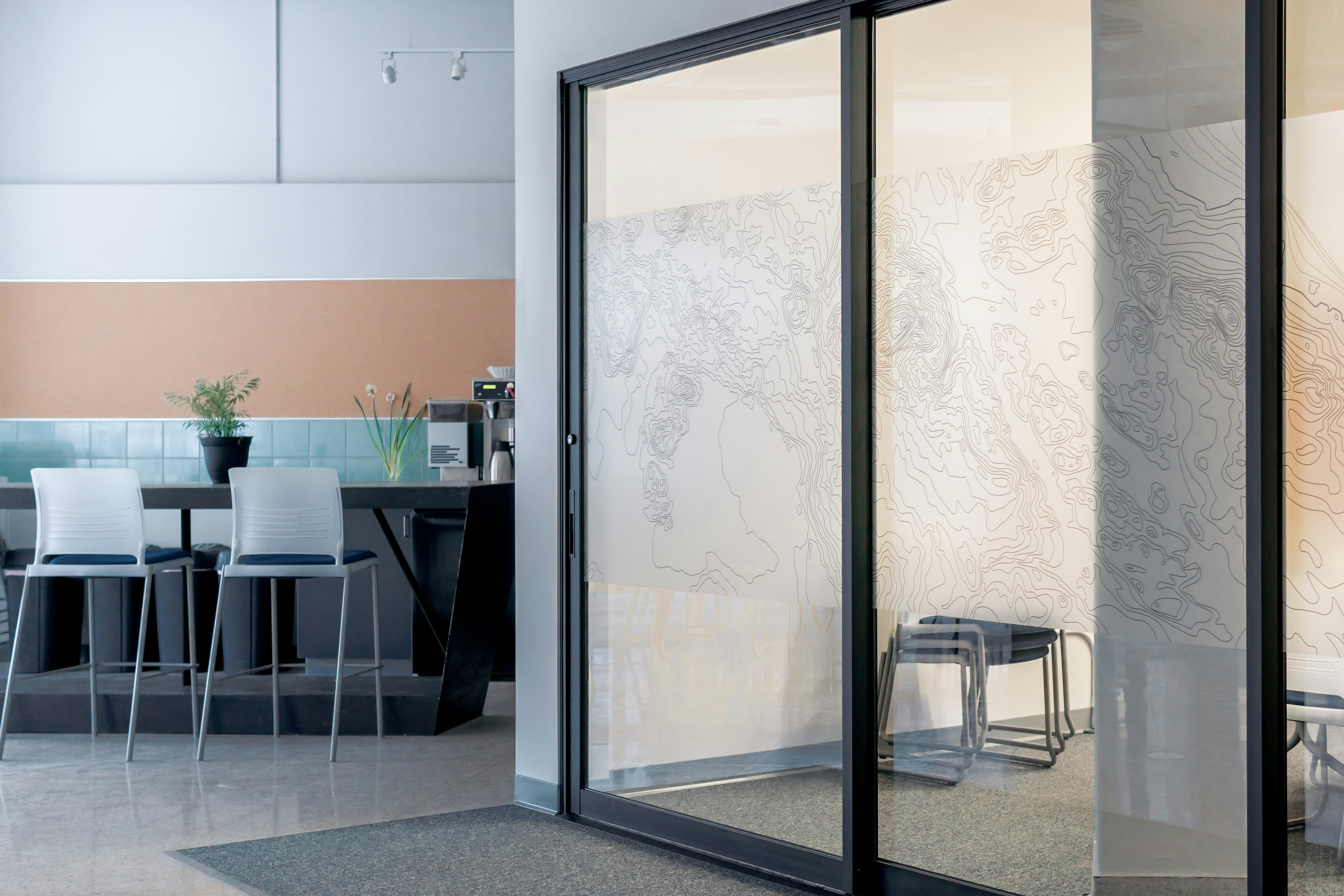 Fensterfolien als kreative Raumteiler: Wie Sie Privatsphäre und Stil vereinen