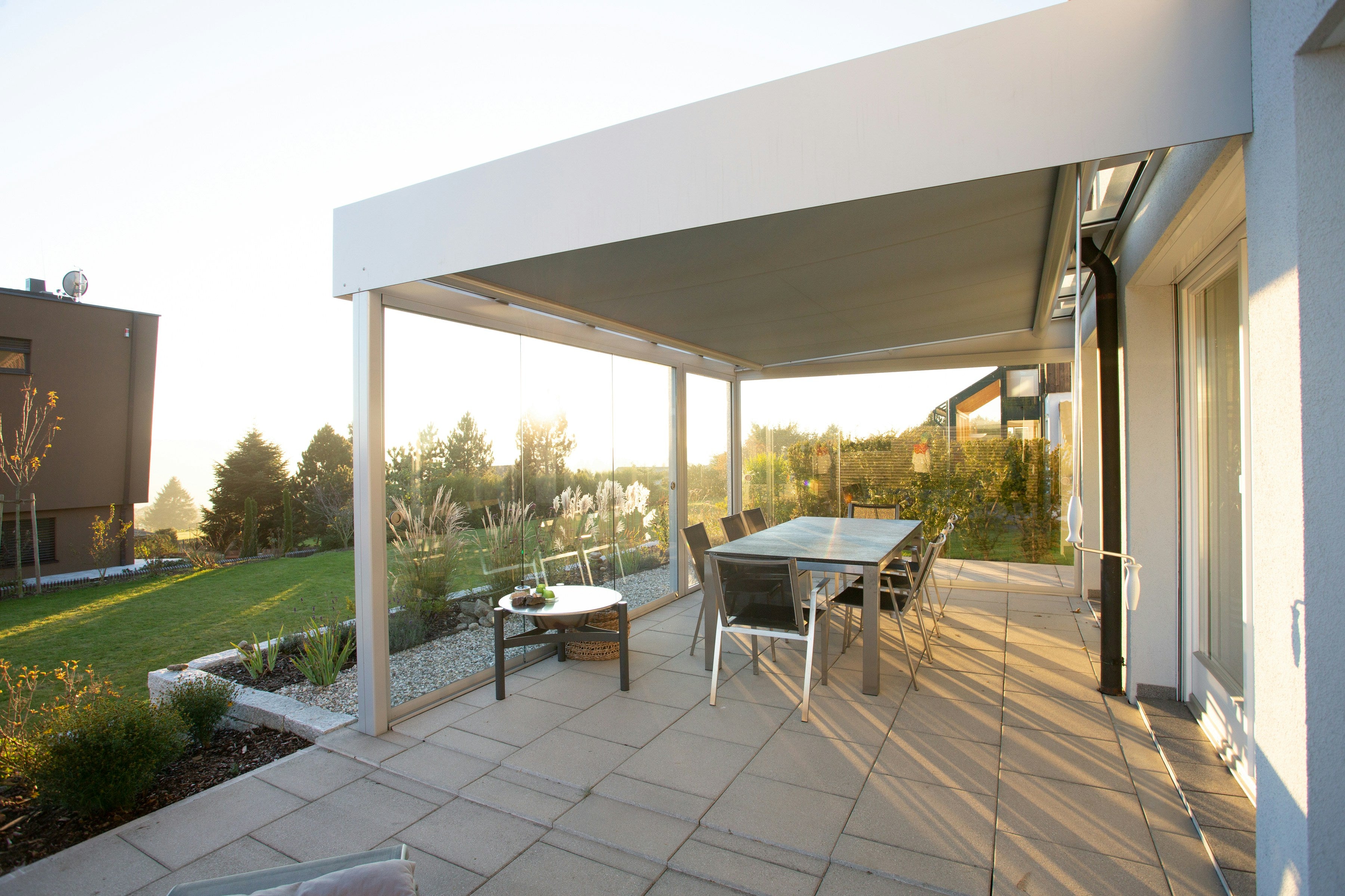 Sichtschutz und Schutz vor Witterung: Die Vorteile von Fensterfolie für Terrassenüberdachungen