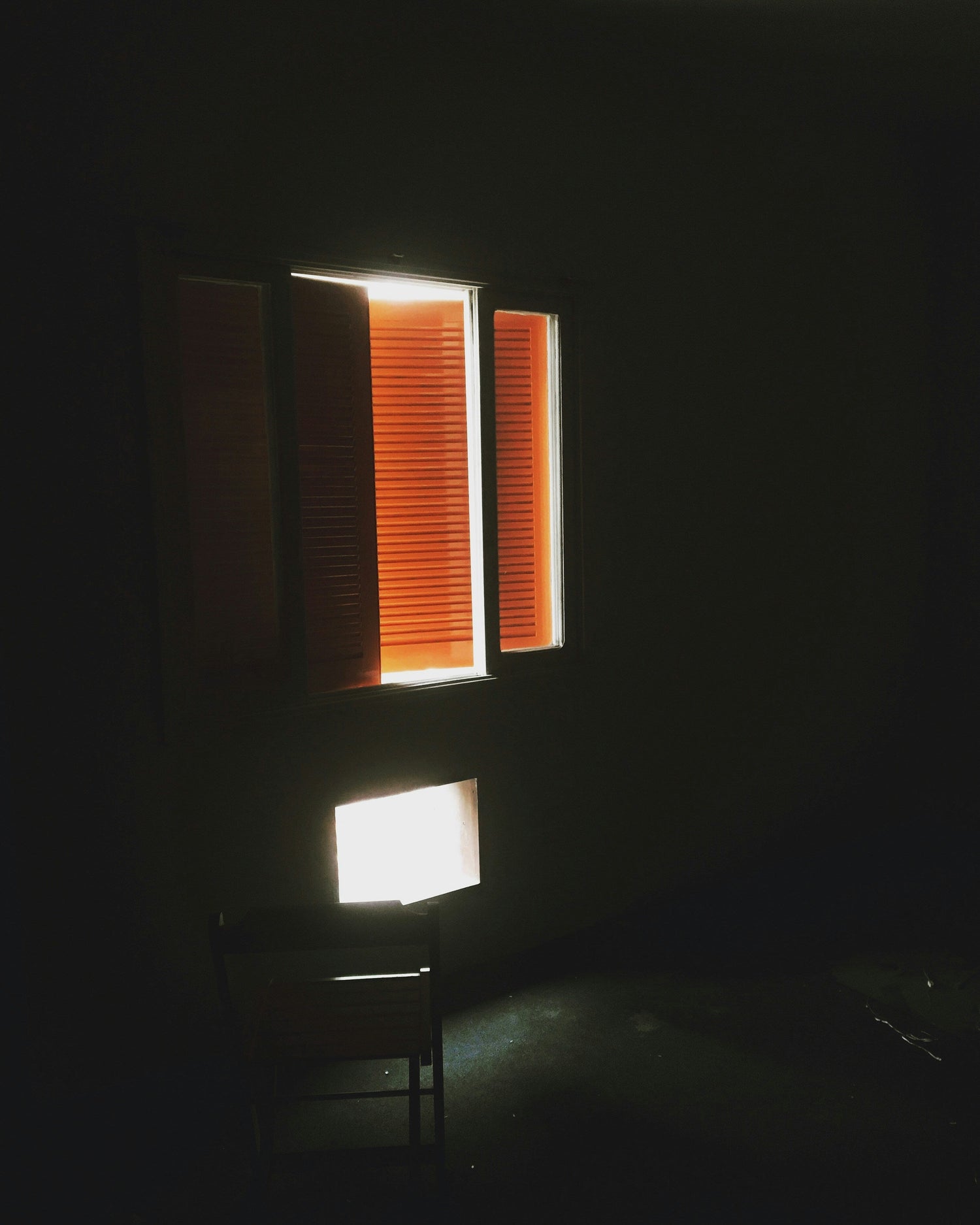 Fensterfolien kreativ nutzen: So schaffen Sie faszinierende Lichtspiele am Fenster