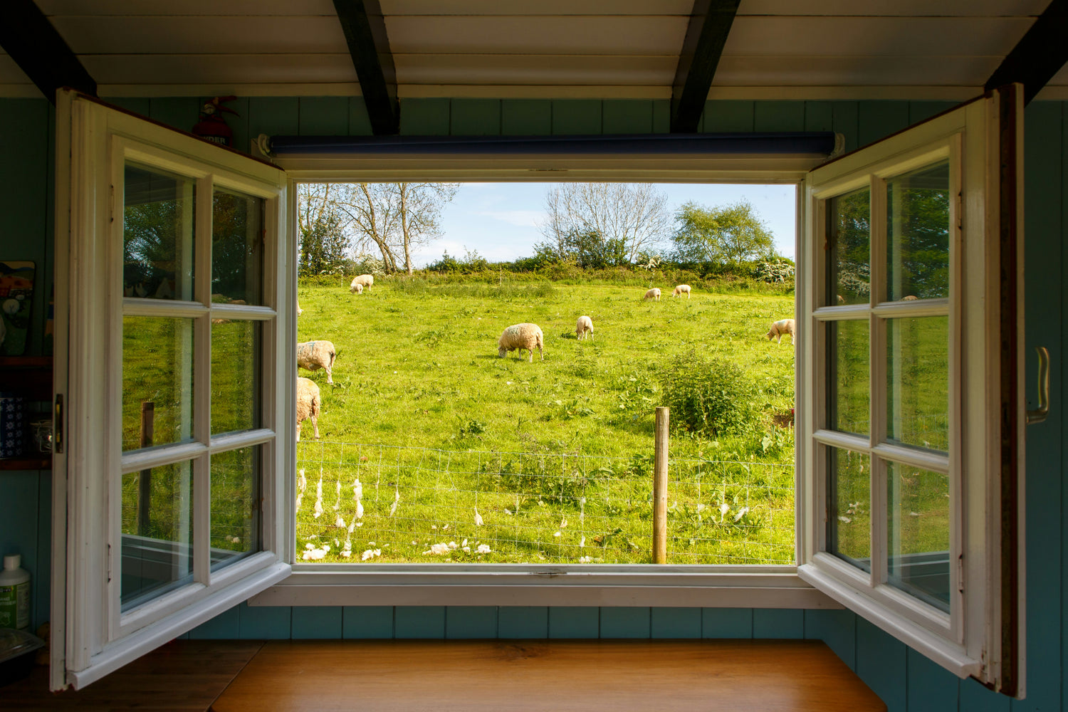 „Die Kunst der Fenstergestaltung: Mit Lichterketten und Leuchten eine einladende Atmosphäre schaffen“