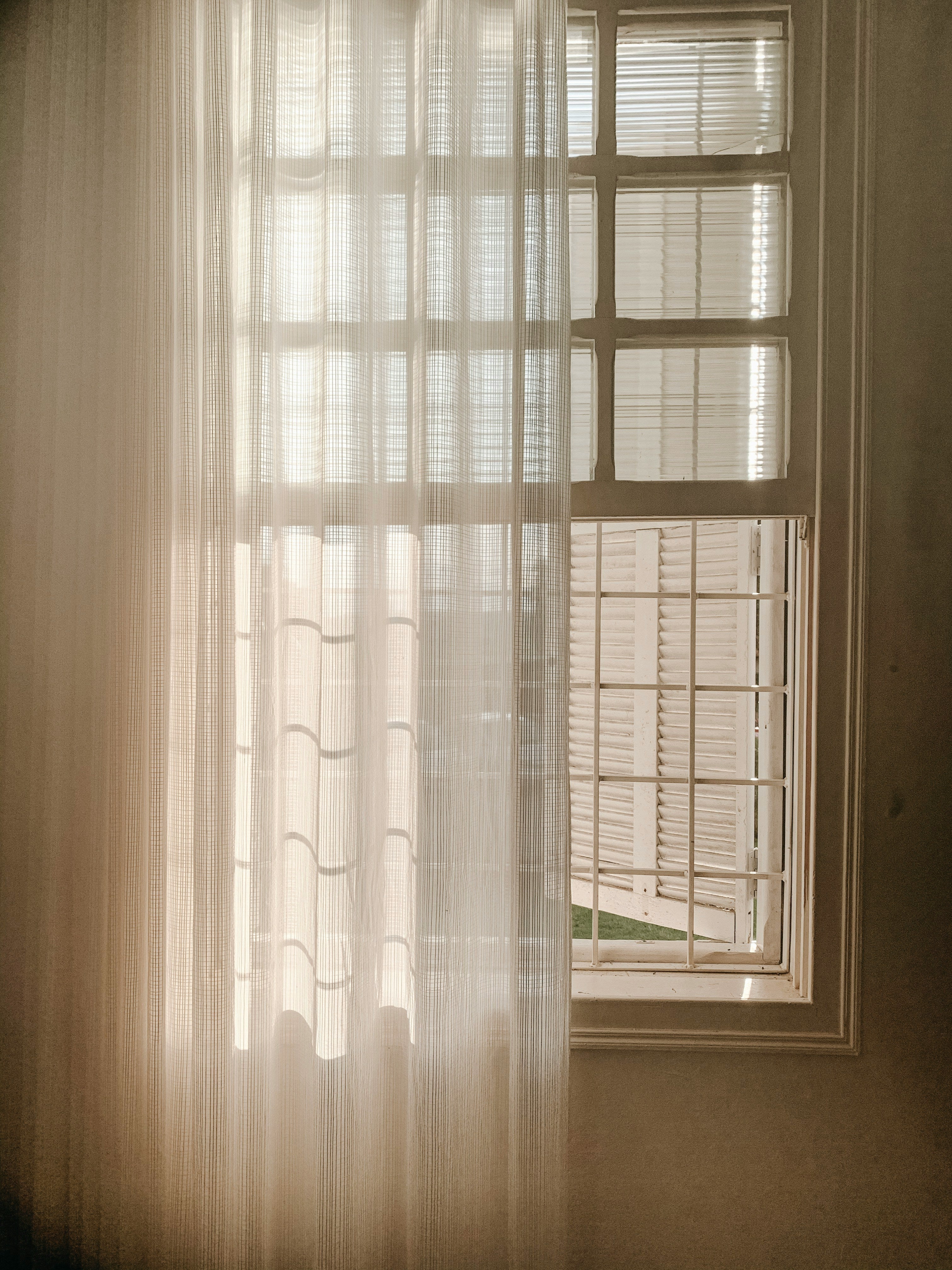 Gardinen und Fensterfolien: Wie Sie das Beste aus beiden Welten kombinieren