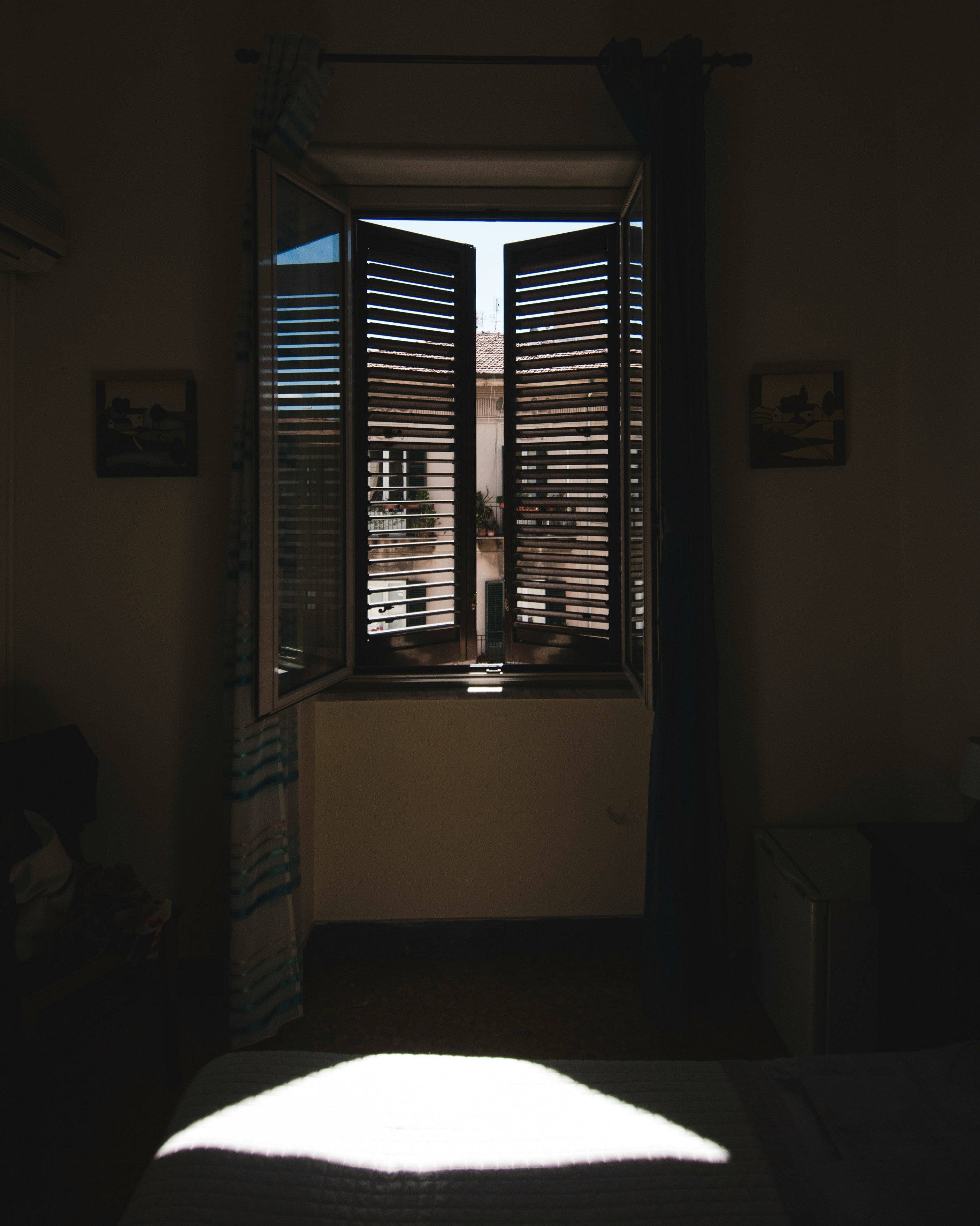 Warum Fensterfolien mehr sind als nur Sichtschutz: Ästhetik im Wandel des Lichts