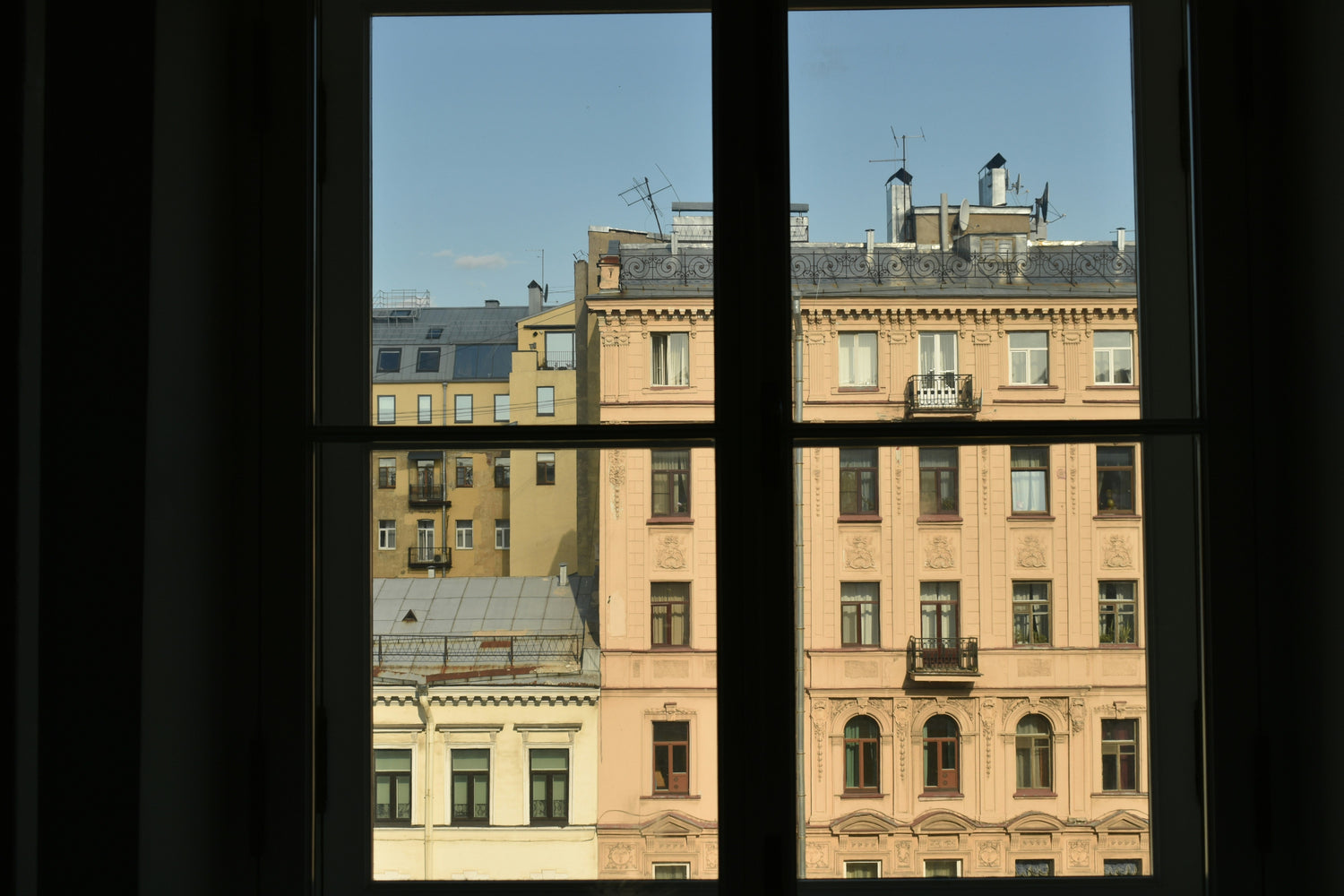 Sichtschutz und Stil: Fensterfolien für Ihr modernes Badezimmer
