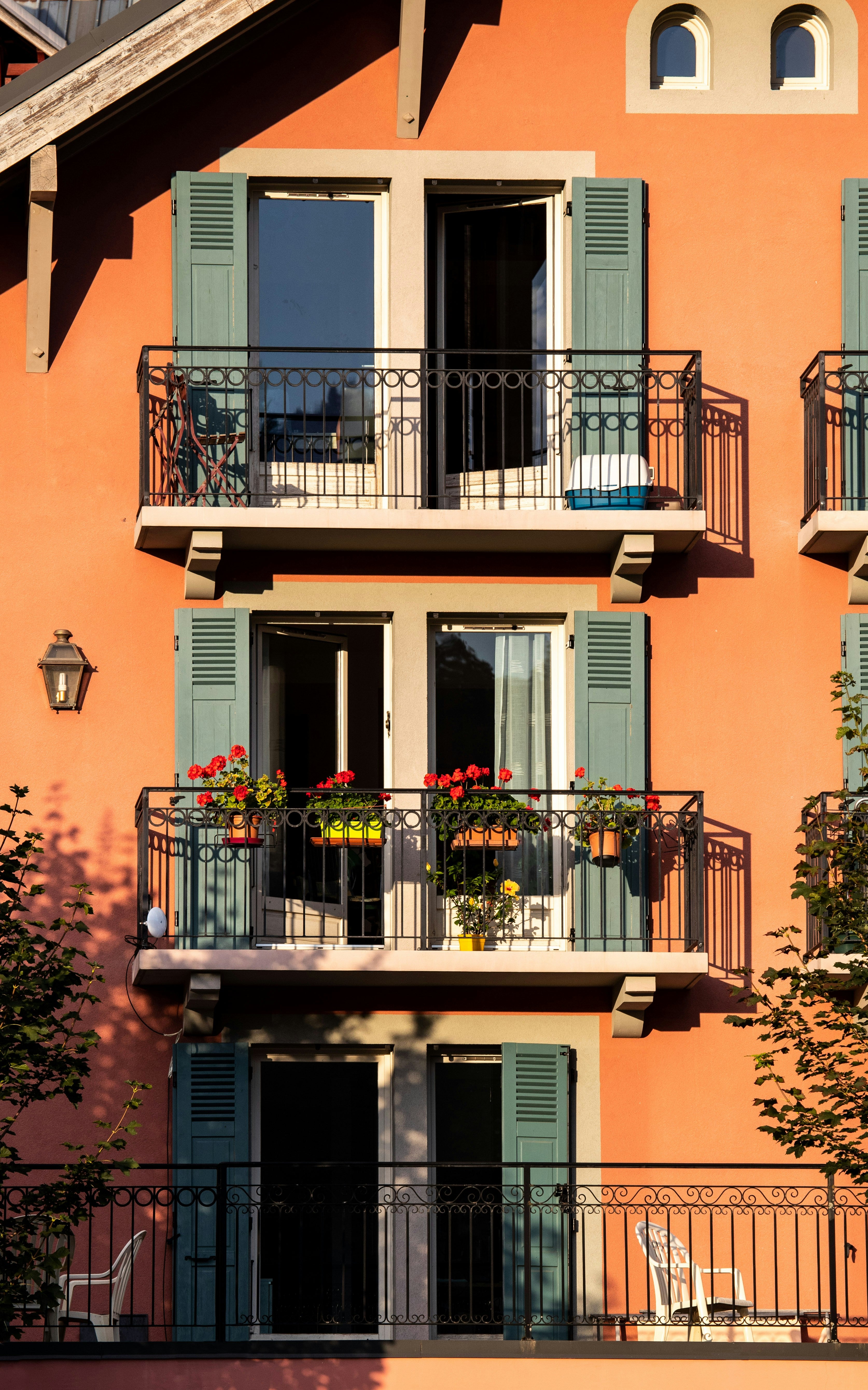 Wie Fensterfolien Ihre Balkontüren schützen und verschönern