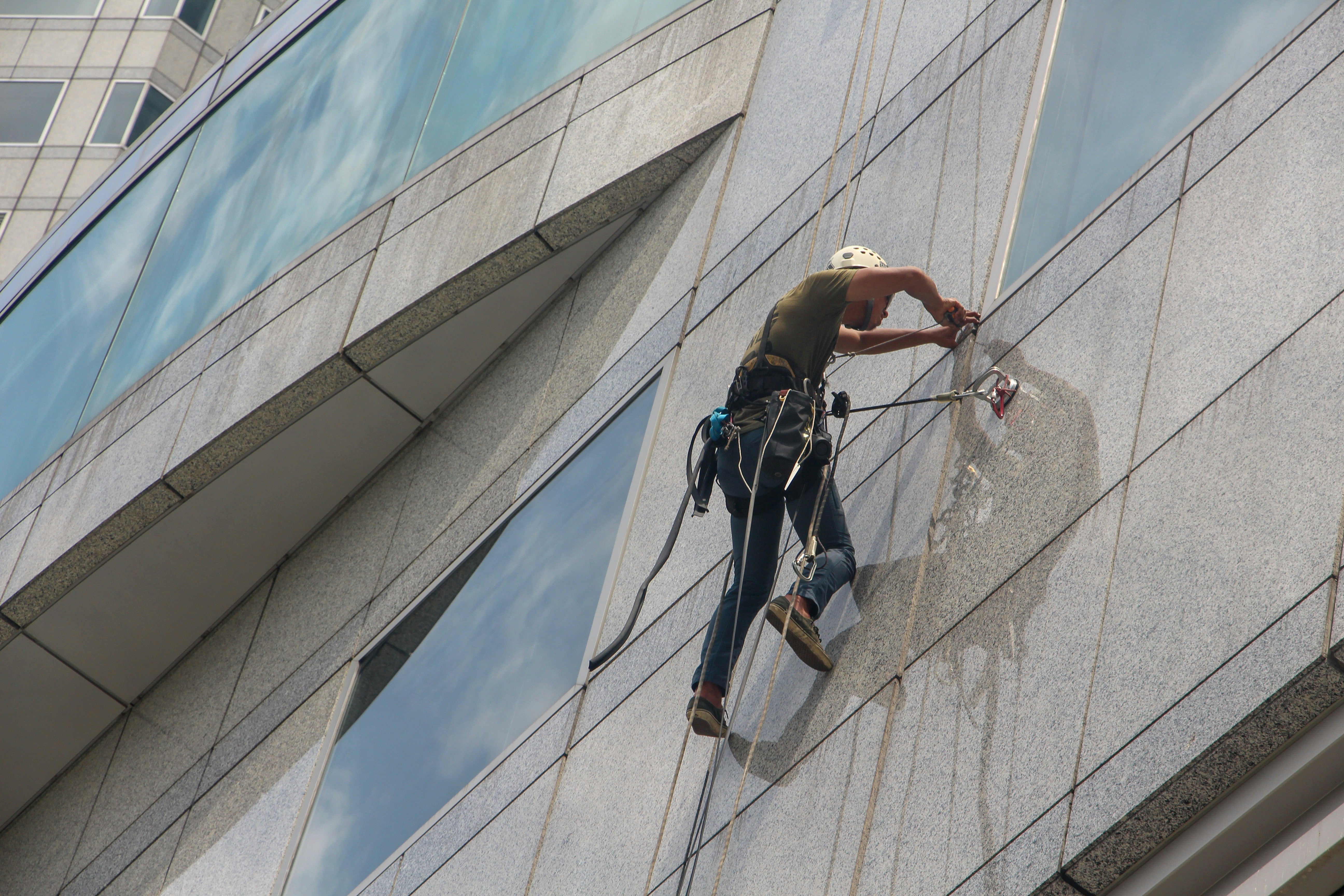 Fensterfolie richtig pflegen: Unser Geheimtipp für streifenfreien Glanz - der Glasschaber