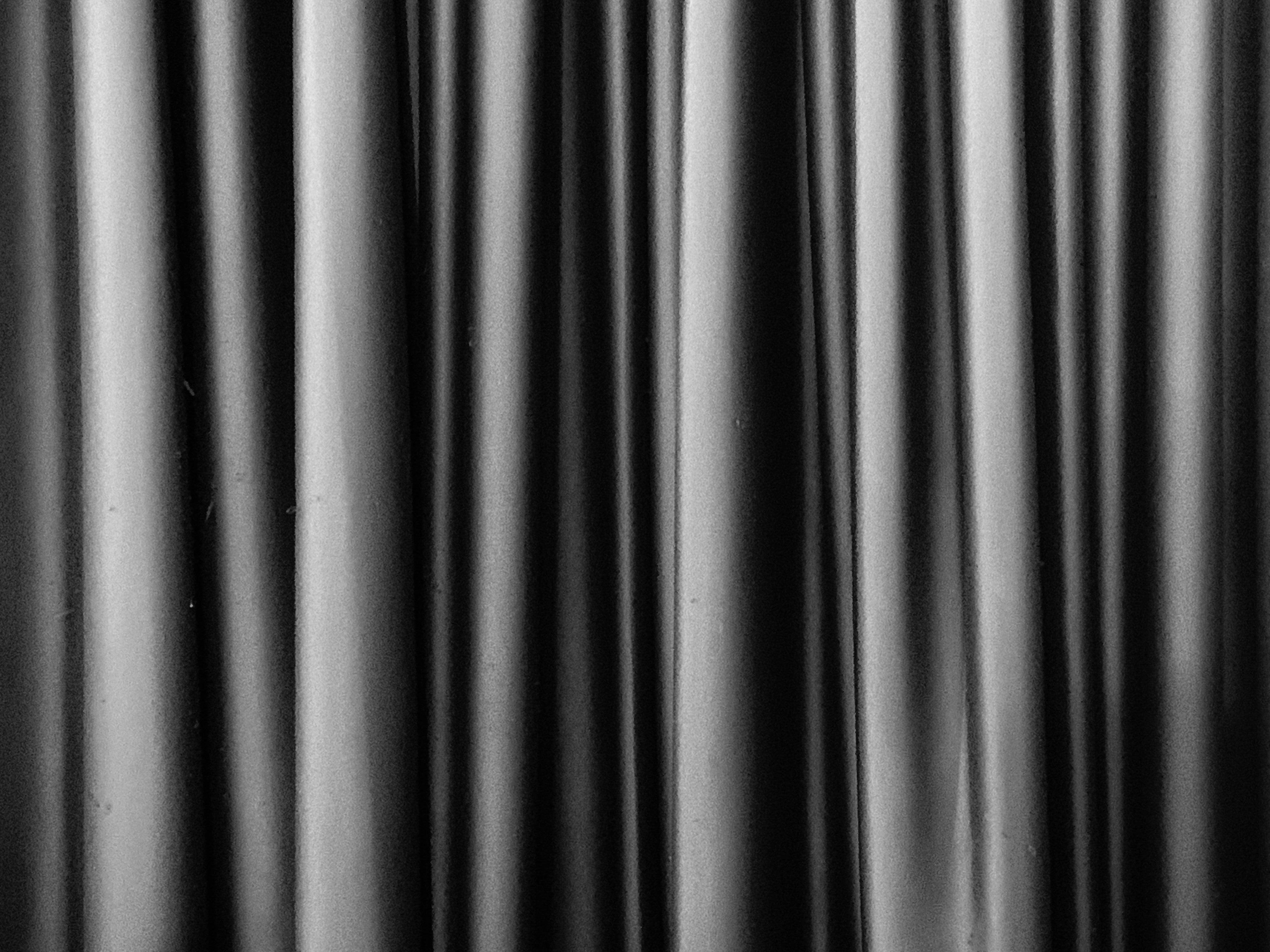 Gardinen vs. Fensterfolien: So finden Sie die ideale Lösung für Ihre Räume