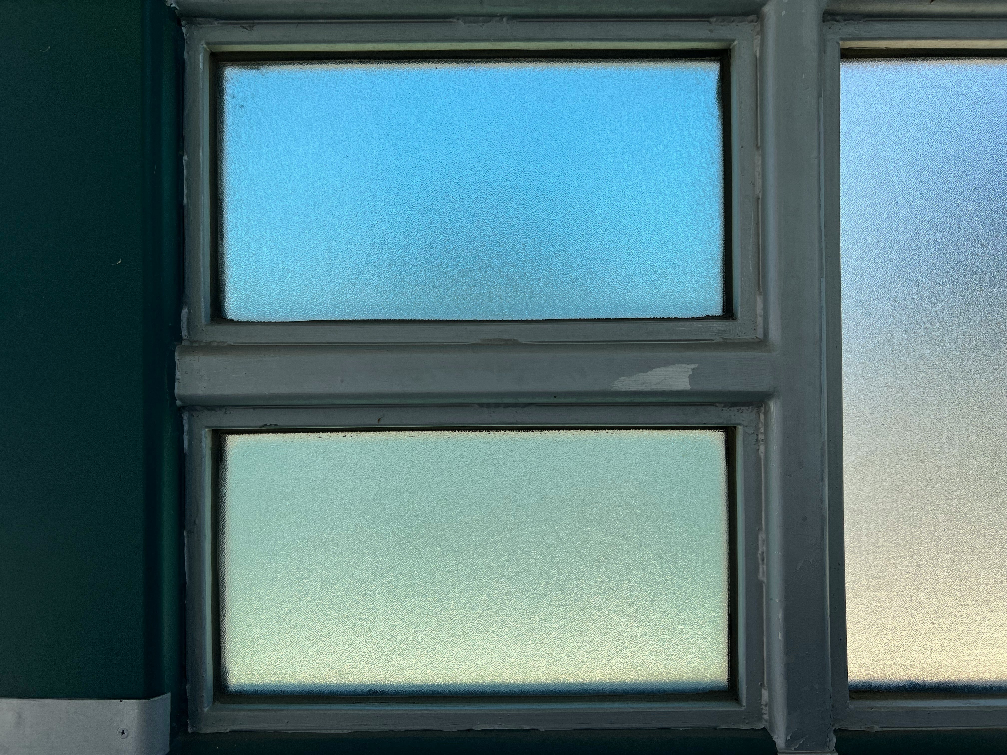 Fensterfolien: Wie Sie mit einem Klick von transparent zu blickdicht wechseln