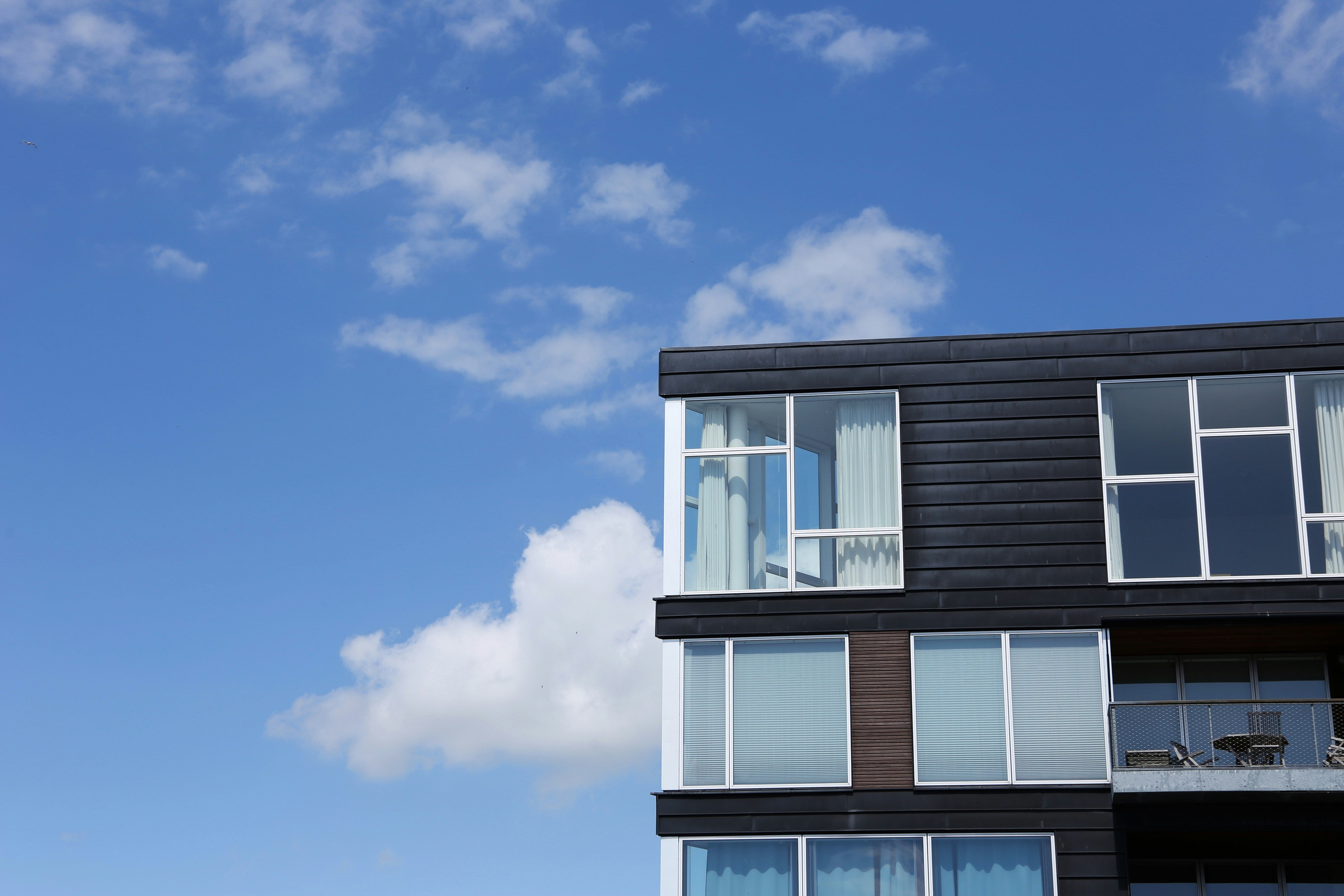 Wie Fensterfolien das Tageslicht clever steuern und Ihr Zuhause verbessern