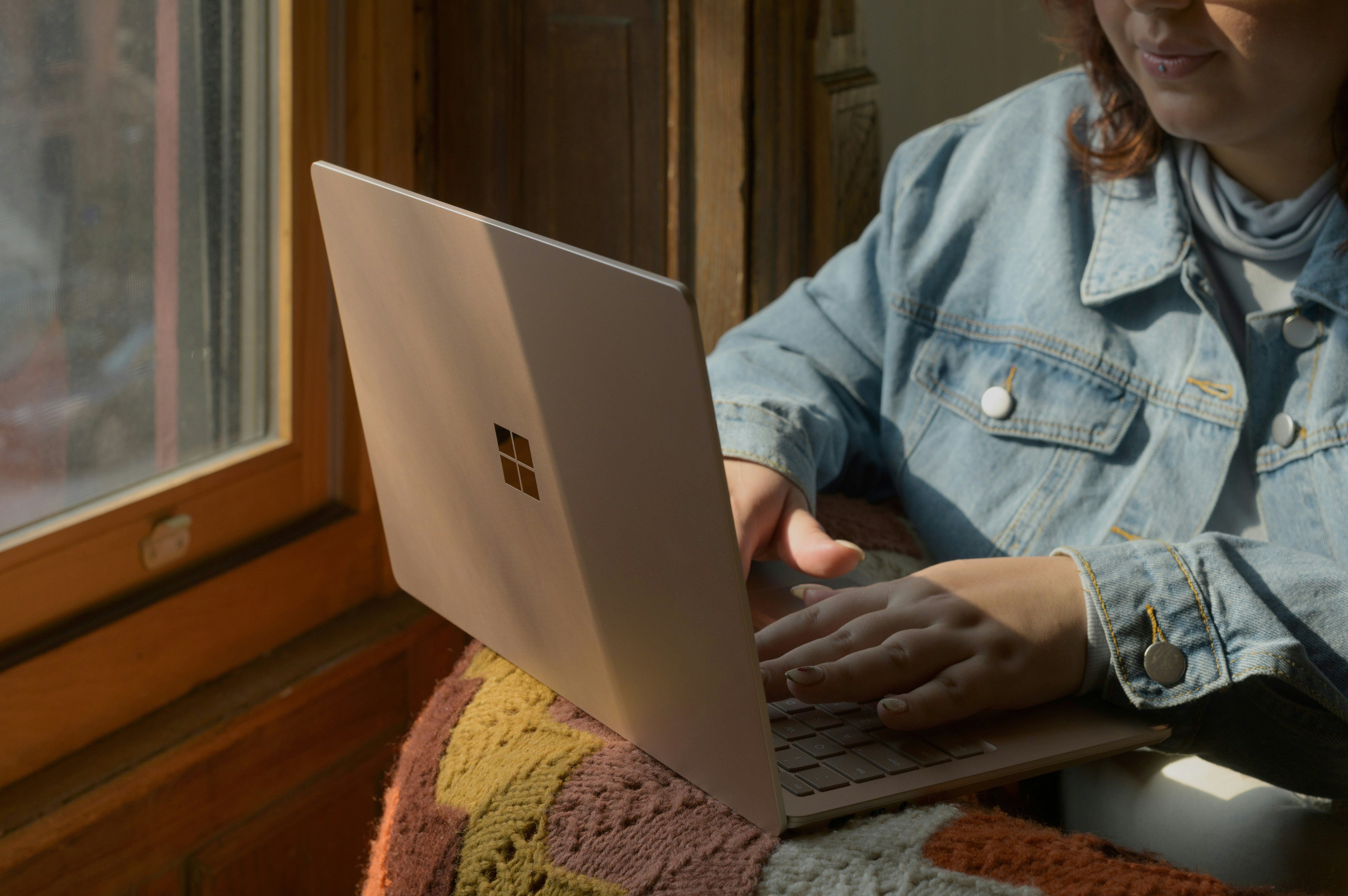 Fensterfolien: Der Schlüssel zu mehr Komfort und Stil im Homeoffice